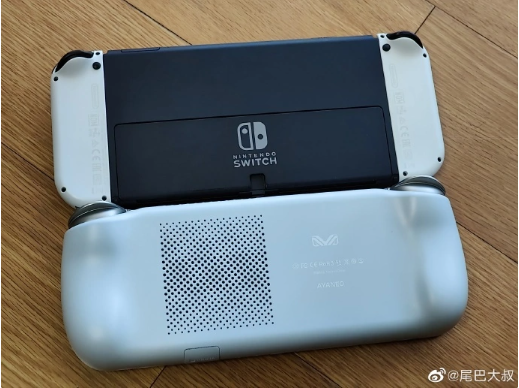 AYANEO 新款 AIR Plus 掌机对照 Switch OLED，大小基本相同