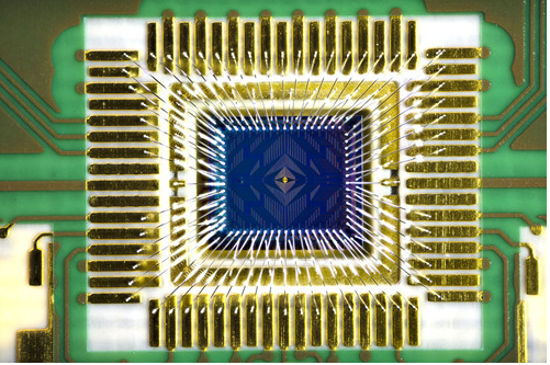 英特尔突破：Tunnel Falls量子芯片集成12个硅自旋量子比特