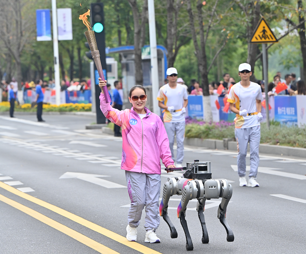 智能导盲犬宇树B1，带你感受亚残运会的无限可能